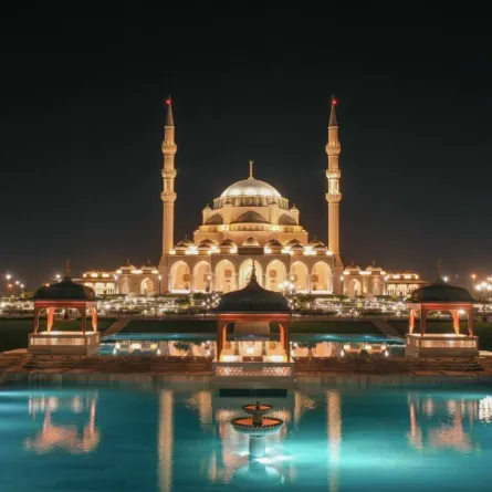 صلاة التهجد في الشارقة. الصورة من "وام"