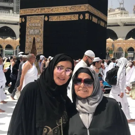 سمية الخشاب ووالدتها- الصورة من صفحتها على الفيس بوك