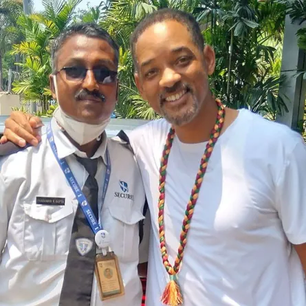 ويل سميث مع أحد أفراد الأمن في الهند- الصورة من موقع People