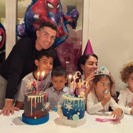 صورة عائلية تجمع رونالدو مع شريكته جورجينا وأبناؤه- الصورة من حساب رونالدو على إنستغرام