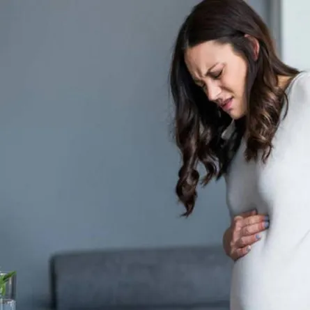 صورة لحامل تعاني من مخاطر الإجهاض