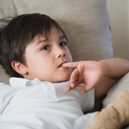 صورة لطفل يقضم أظافره