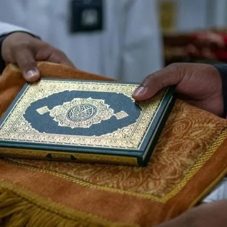 إهداء أكثر من 30 ألف نسخة من المصحف الشريف . الصورة من "واس"