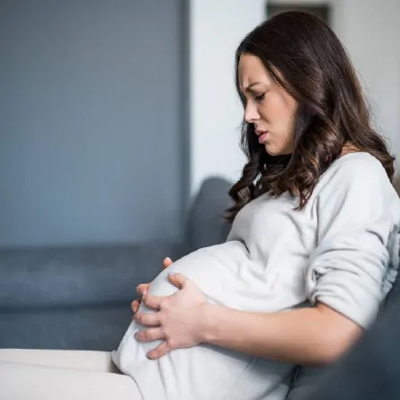 صورة لحامل تعاني من مشاكل الحمل