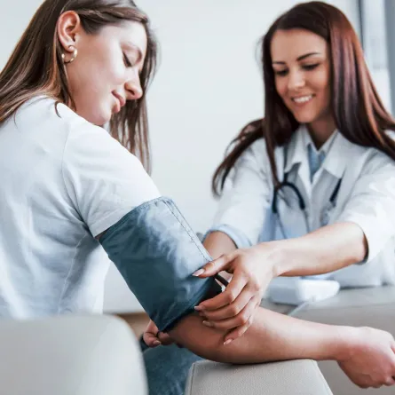 صورة لمراهقة تقيس الضغط