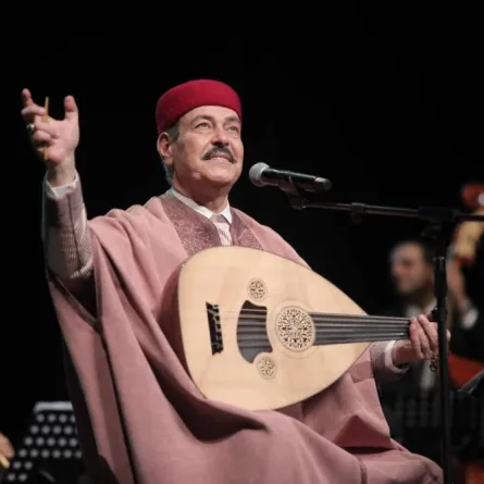 تحية  الفنان لطفي بوشناق للجمهور الحاضر في الحفل