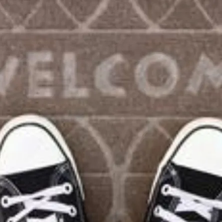 الدخول بالحذاء للمنزل- الصورة من موقع DW