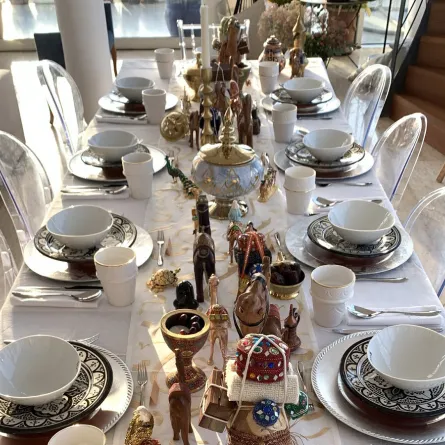 اللون الذهبي والحروف العربية في تزيين موائد رمضان