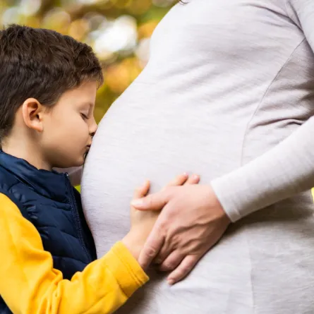 صورة طفل مع أمه