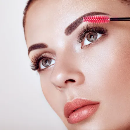 فوائد زيت اللوز المر للرموش