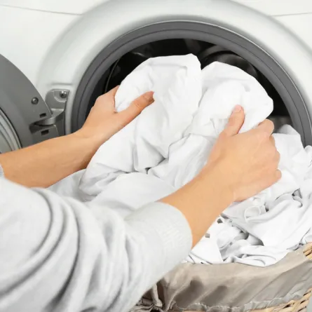 ما هي الوصفة المنزليّة الفعّالة في التخلّص من بقع الملابس؟