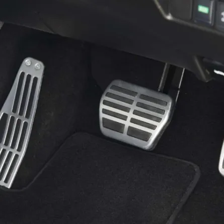 دواسة الفرامل أعلى من دواسة البنزين