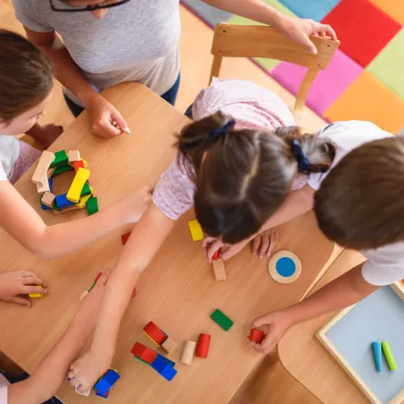 صورة لأطفال يلعبون