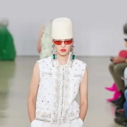 نظارات شمسية باللون الأحمر