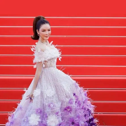 نجمات كان باللون البنفسجي- الصورة من حساب النجمة على إنستغرام