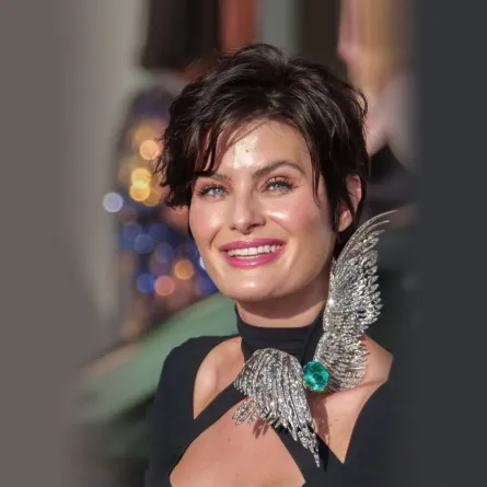 إيزابيلي فونتانا ببروش من الألماس والزمرد من ماركة إيلسا جين Elsa Jin- صورة من حساب مصمم المجوهرات على انستغرام