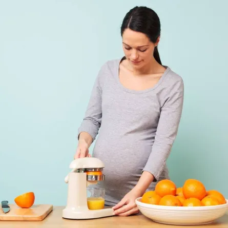 صورة لحامل تهتم بتقوية مناعتها بعصير الفواكه