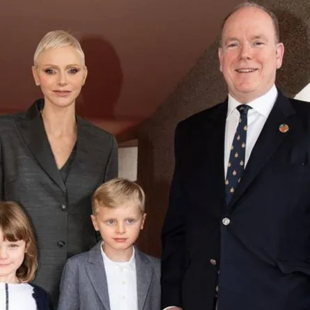 الأميرة شارلين مع الأمير ألبرت وأبنائهما- الصورة من حساب بيت موناكو الملكي على إنستغرام