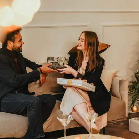 أسر شمال أفريقيا تحتفل بالعيد بهدايا (حق الملح) 