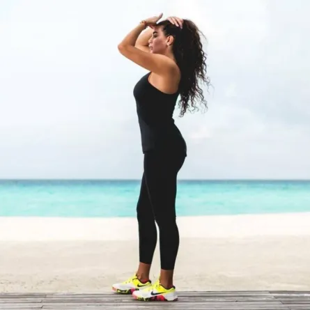 إطلالات النجمات بالأحذية الرياضية