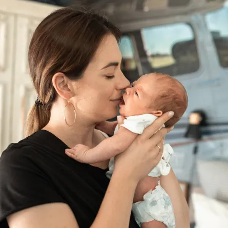 صورة لأم وطفلها