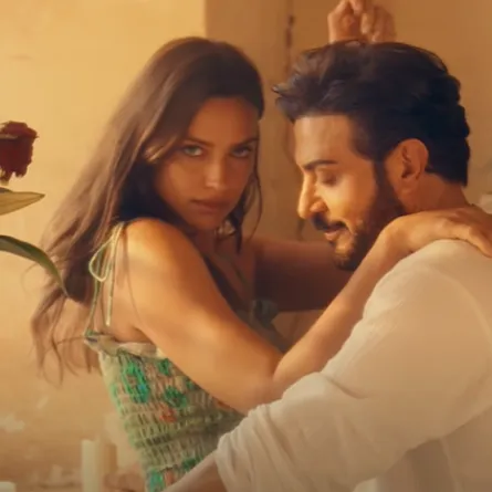 إيرينا شايك وماجد المهندس في كليب وعرفتك - الصورة من الكليب على حساب روتانا على يوتيوب