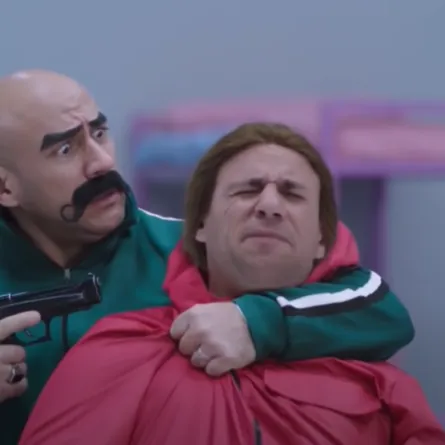 أحمد مكي وشخصية جوني في وقت واحد - الصورة من حساب شاشة أون على يوتيوب