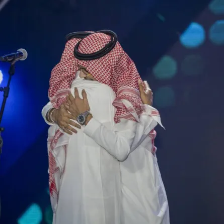 ابن رابح صقر يحتضن والده أثناء حفله في جدة - صورة من حساب روتانا على تويتر