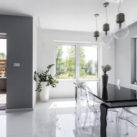 كراسي "لويس الشبح"  في ركن الطعام