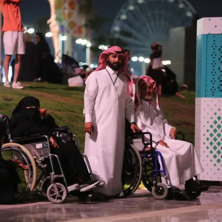 موسم جدة يرسم الفرحة على وجه كبار السن والأطفال وأسرهم
