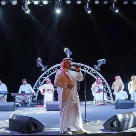 مواهب فنية يتفاعل معها زوار الموسم