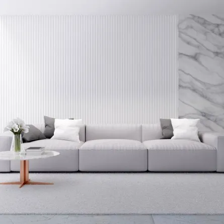 ديكورات من السيراميك والخشب، على حائط في قاعة الاستقبال