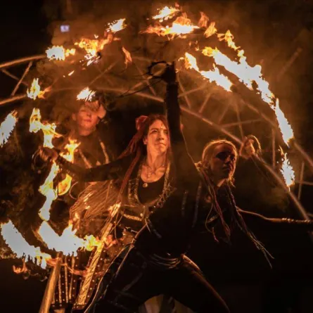 الفرق الاستعراضية تحول جدة آرت لكرنفال من الفرح