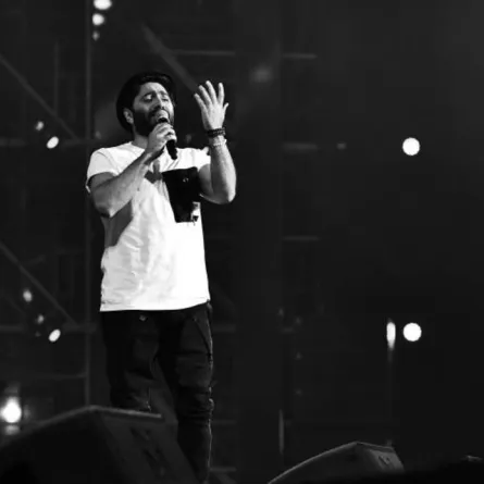 الغناء بين الجمهور وإعلان الفيلم الجديد.. مفاجآت تامر حسني في ليلة "أحلى عيدية"