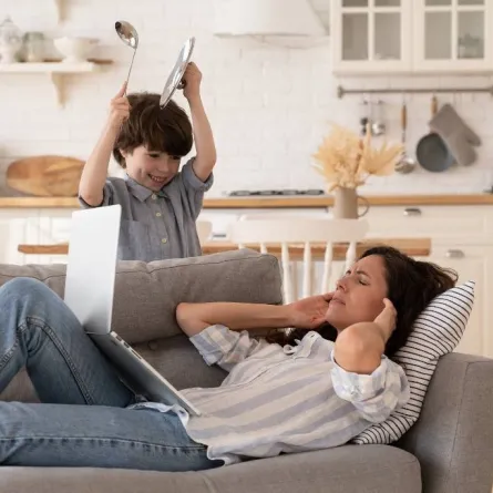 صورة لسلوك طفل مشاغب