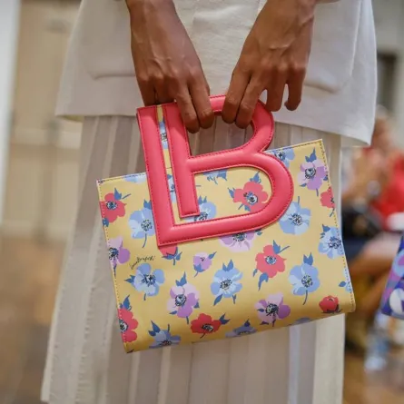 حقائب مطبعة بالأزهار والرسوم من مجموعات صيف 2022