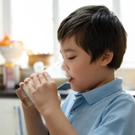 صورة لطفل يتناول مشروباً دافئاً