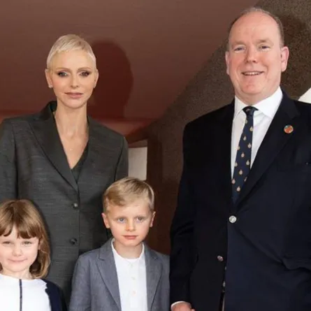 الأميرة شارلين بجانب الأمير ألبرت مع توأميهما- الصورة من حساب بيت موناكو الملكي على إنستغرام