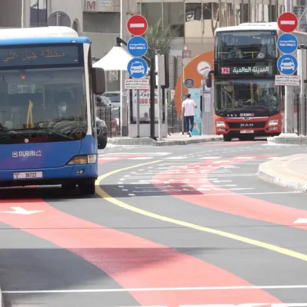 تنفيذ مسارات خاصة للحافلات ومركبات الأجرة . الصورة من المكتب الإعلامي لحكومة دبي