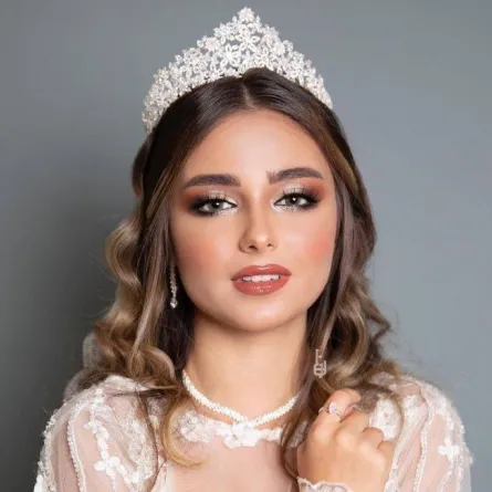 صبغات شعر بني غامق مع الهايلايت العسلي لعروس 2022