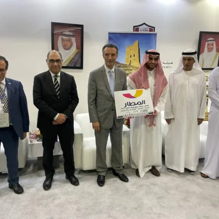 وزير السياحة الأردني يكرم الفائزين بسوق السفر العربي في دبي. الصورة من "وام"