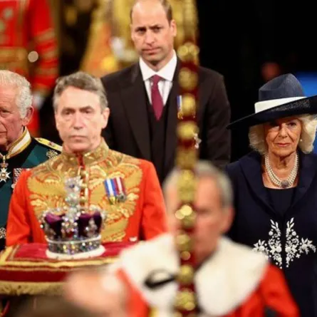 الأمير تشارلز يرافقه الأمير ويليام وكاميلا في إفتتاح البرلمان- الصورة من حساب The Royal Family على إنستغرام