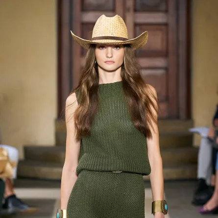 الأوشحة والقبّعات أبرز إكسسوارات الصيف  Hats & Scarves