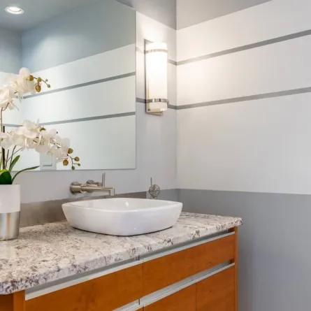 أفكار في الديكور لتكبير الحمّامات الضيّقة