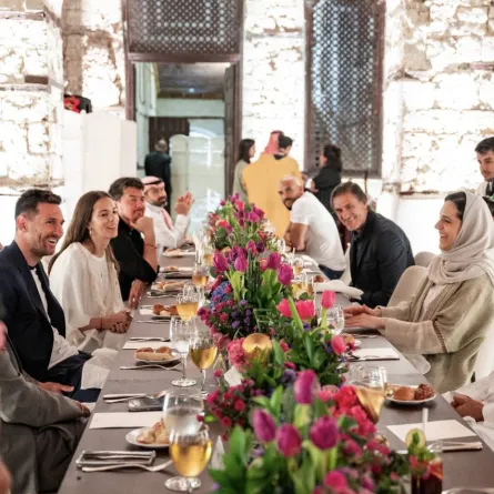 الأميرة هيفاء تستضيف ميسي وأصدقاءه في جدة التاريخية. الصورة من تويتر Haifa Mohammed Al-Saud