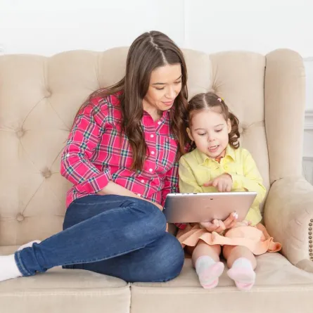 صورة لأم تعلم طفلها