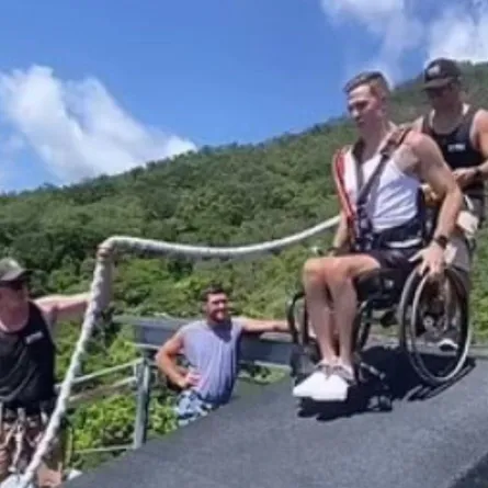 رياضي مصاب بشلل نصفي 