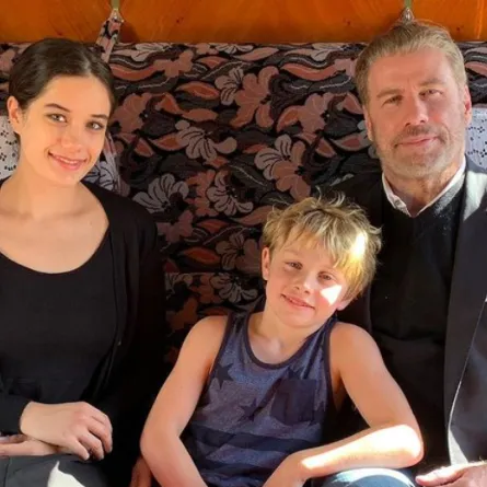 جون ترافولتا مع عائلته