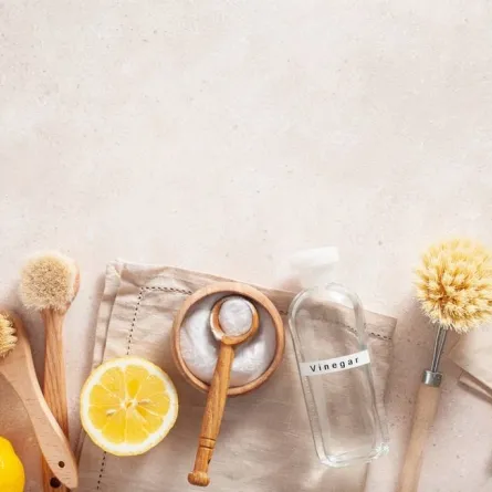 مواد منزليّة مُستخدمة في تنظيف بلاط الحمّام من البقع والترسّبات