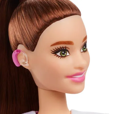 صورة دمية باربي مخصصة لضعاف السمع